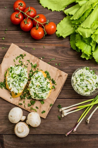 Sandwich di formaggio alle erbe. Sfondo in legno. Vista dall'alto — Foto Stock