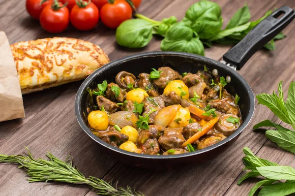 Carne in Borgogna in padella. Un vecchio passato. Vista dall'alto — Foto Stock