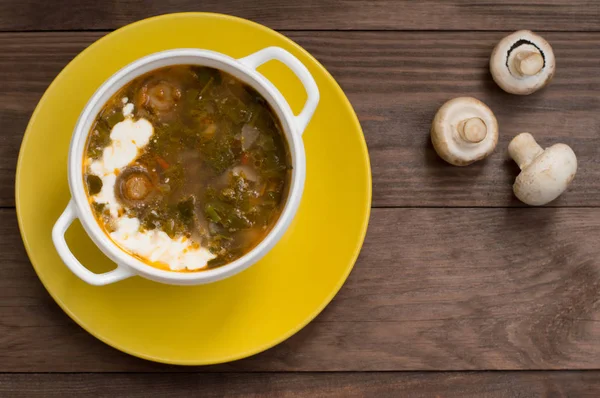 Groene Borsjt met champignons. Houten achtergrond. Bovenaanzicht — Stockfoto