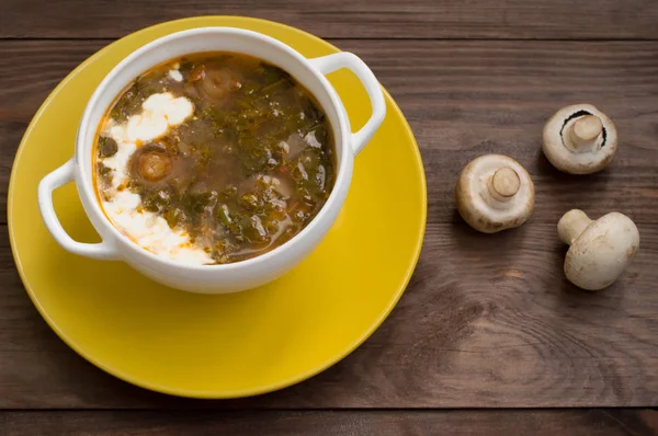 Borscht verde con funghi. Sfondo in legno. Vista dall'alto — Foto Stock