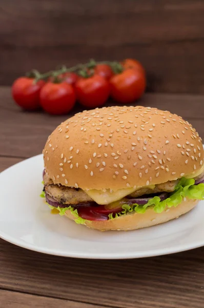 Burger z domácí zblízka na dřevěné pozadí. Pohled shora. - — Stock fotografie