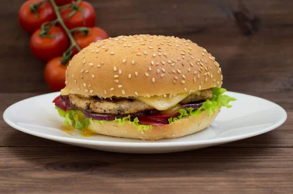 Burger z domácí zblízka na dřevěné pozadí. Pohled shora. - — Stock fotografie