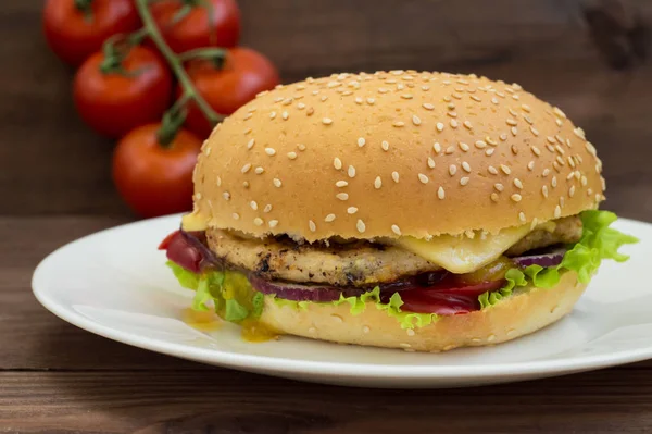 Burger z domácí zblízka na dřevěné pozadí. Pohled shora. - — Stock fotografie