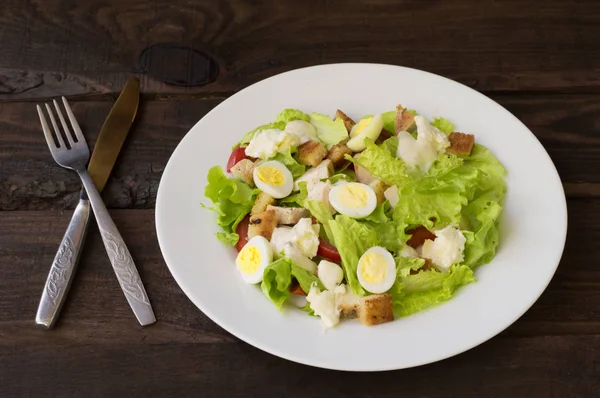 Салат с редиской, рукколой, курицей и перепелиным яйцом на деревянном фоне, вид сверху — стоковое фото