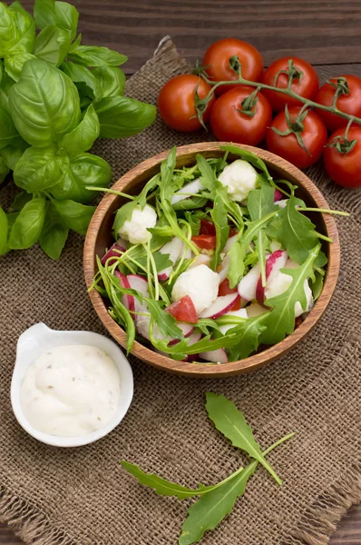 Turp ve ahşap arka plan üzerinde Roka Salatası. Üstten Görünüm. Yakın çekim — Stok fotoğraf