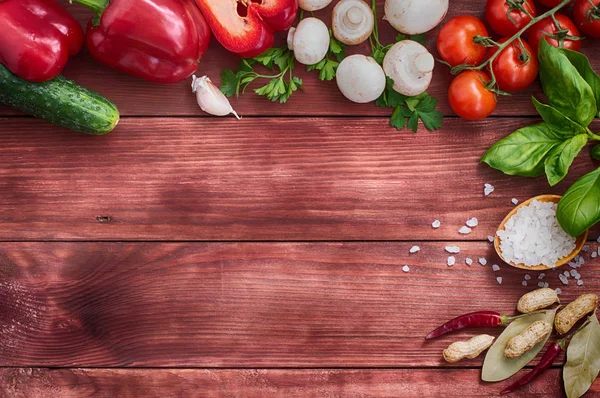 Sebzeler, otlar ve baharatlar salata için kümesi. Ahşap arka plan. Üstten Görünüm