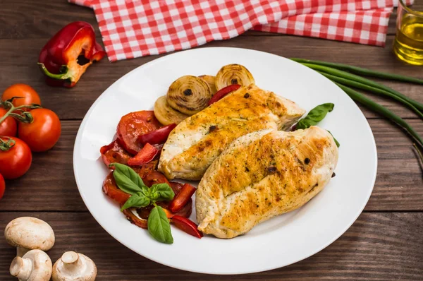 Filet de poulet grillé aux légumes. Fond en bois. Vue du dessus — Photo