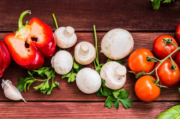 Gemüse, Kräuter und Gewürze für Salate. Holzuntergrund. Ansicht von oben — Stockfoto