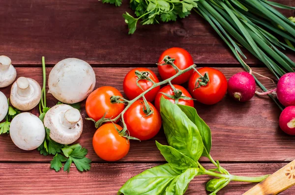 Csoportja, zöldségek, gyógynövények és fűszerek, a saláta. Fából készült háttér. Szemközti nézet — Stock Fotó