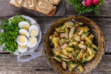 Domuz yağı ile eski bir ahşap masa üzerinde otlar için patates kızartması. Üstten Görünüm. Yakın çekim