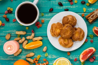 Kremalı kahve ve tatlılar farklı meyve ile hamur işleri. Şirin muhteşem kahvaltı. Turkuaz ahşap arka plan.