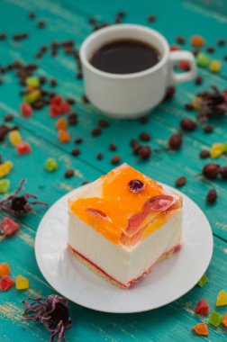 Kahve ve tatlı farklı meyve pasta. Sevimli bir muhteşem kahvaltı. Turkuaz ahşap arka plan.