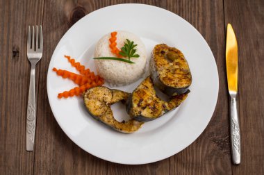 Kızarmış balık haşlanmış pirinç ve havuç biftek. Üstten Görünüm. Yakın çekim