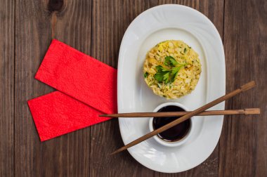 Yumurta ve Yeşiller ile kızarmış pirinç. Çin mutfağı. Ahşap arka plan. Üstten Görünüm