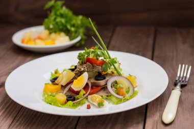 Ahşap arka plan üzerinde dil ile salata