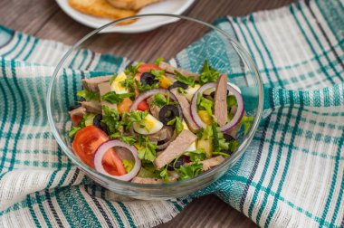 Ahşap arka plan üzerinde dil ile salata. Üstten Görünüm