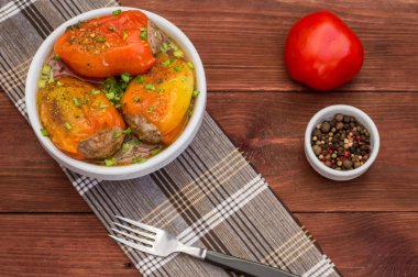 Dolma biber. Ahşap arka plan. Üstten Görünüm