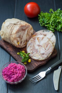 Etli jöle ile et ve horseradish ahşap bir masa üzerinde