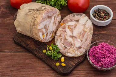 Et ve ahşap bir masa üzerinde horseradish ile Etli jöle. Üstten Görünüm. Yakın çekim