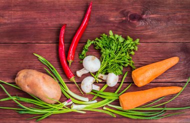 Taze sebze çorbası üzerinde ahşap bir masa ayarla. Üstten görünüm. Yakın çekim