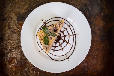 Napolyon kek nane yaprakları ve çikolata üzerinde eski bir tabloyu. Üstten Görünüm. Yakın çekim