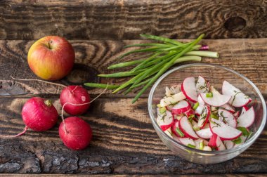 Turp, elma, yeşil ve bir sandviç balık pate salatası. Ahşap arka plan. Üstten Görünüm. Yakın çekim