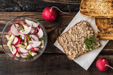 Turp, elma, yeşil ve bir sandviç balık pate salatası. Ahşap arka plan. Üstten Görünüm. Yakın çekim