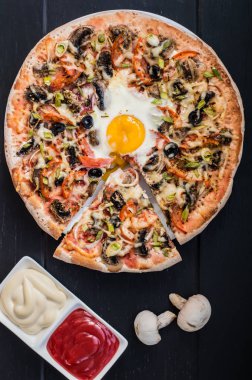 Vejetaryen pizza. Eski arka plan. Yakın çekim