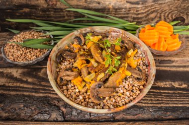 Et ve mantarlı ahşap rustik zemin üzerine buğday lapası. Üstten Görünüm. Yakın çekim