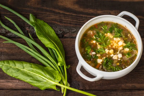 Zielona zupa z jaj i składniki dla jego gotowania. Podłoże drewniane — Zdjęcie stockowe