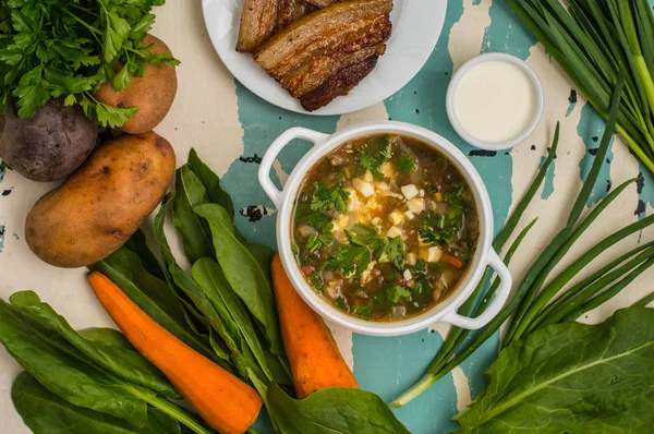 Zuppa verde con uova e ingredienti per la sua cucina. Vecchio sfondo — Foto Stock