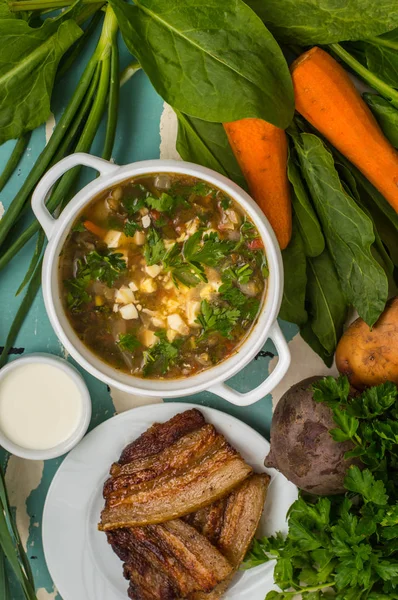 Grüne Suppe mit Eiern und Zutaten für seine Küche. alter Hintergrund — Stockfoto