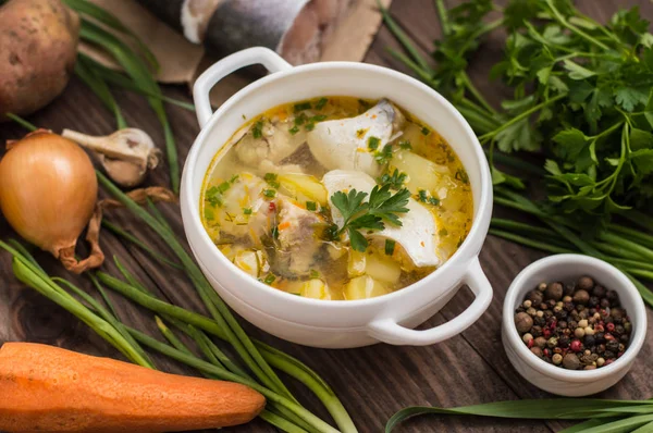 Sup ikan segar dengan bahan dan rempah-rempah untuk memasak. Latar belakang kayu. Pemandangan bagus. Close-up — Stok Foto