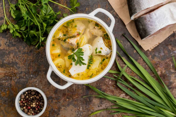 食材や料理のスパイスと新鮮な魚のスープ。木製の背景。平面図です。クローズ アップ — ストック写真