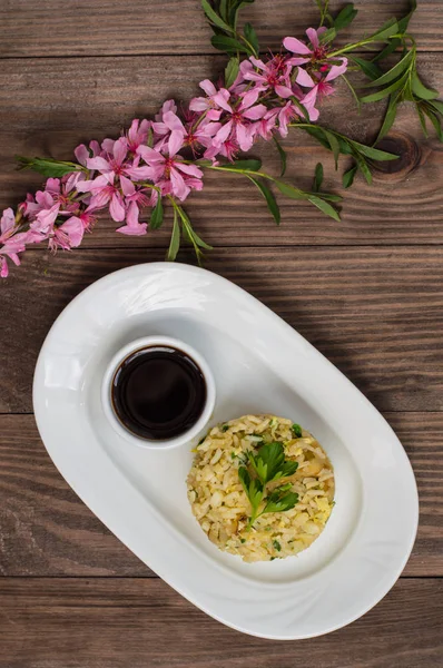 Τηγανητό ρύζι με αυγό και χόρτα. Κινέζικη κουζίνα. Ξύλινο υπόβαθρο. Το Top view — Φωτογραφία Αρχείου