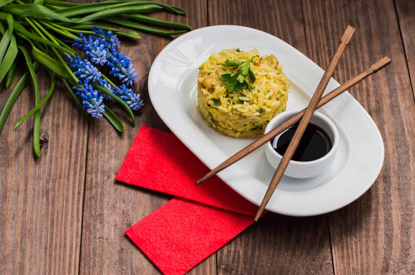 계란과 야채 튀긴 쌀입니다. 중국 요리입니다. 나무 배경입니다. 상위 뷰 — 스톡 사진