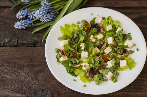 Salad dengan jamur, tomat panggang herbal dan keju feta. Latar belakang kayu. Tampilan atas — Stok Foto