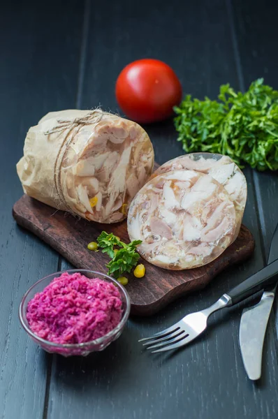 Etli jöle ile et ve horseradish ahşap bir masa üzerinde