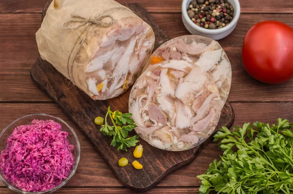 Aspik mit Fleisch und Meerrettich auf einem Holztisch. Ansicht von oben. Nahaufnahme — Stockfoto