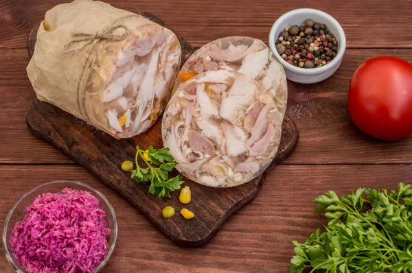 Aspico con carne e rafano su un tavolo di legno. Vista dall'alto. Primo piano — Foto Stock