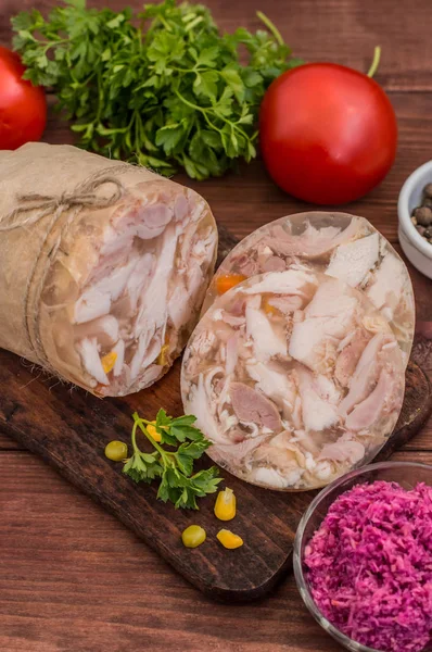 Aspico con carne e rafano su un tavolo di legno. Vista dall'alto. Primo piano — Foto Stock