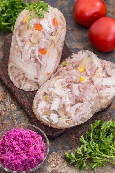 Et ve horseradish eski bir tablo ile Etli jöle. Üstten Görünüm. Yakın çekim