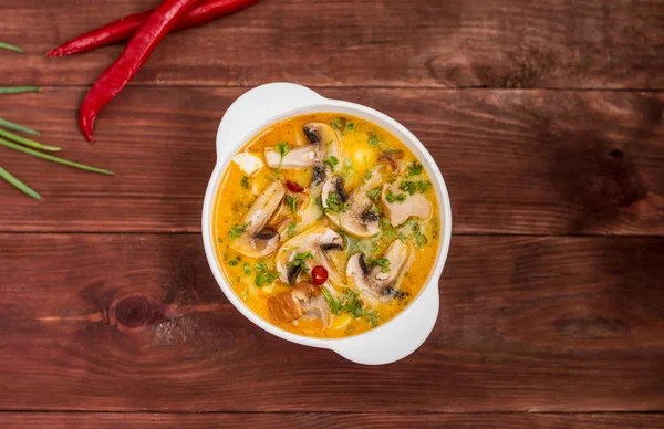 Deliciosa sopa con pollo ahumado, champiñones, huevos y crema. Fondo de madera —  Fotos de Stock