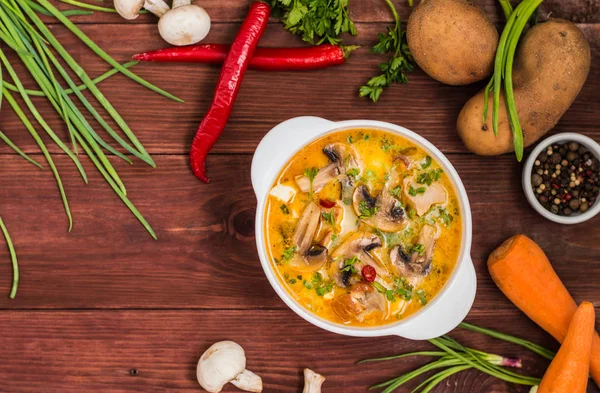 Délicieuse soupe au poulet fumé, champignons, œufs et crème. Fond en bois — Photo