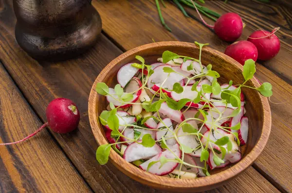 Ensalada con rábanos, manzanas y verduras. Fondo de madera. Vista superior. Primer plano —  Fotos de Stock