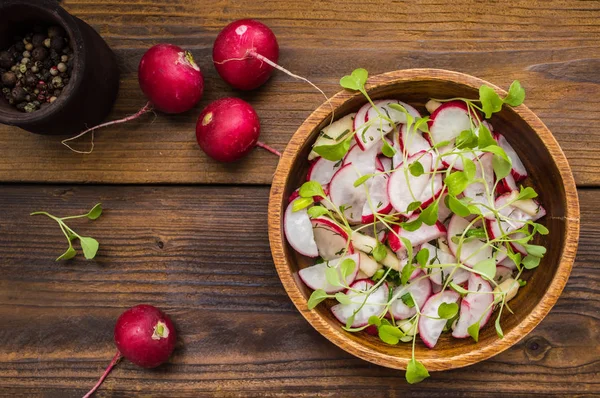 Salade met radijs, appels en greens. Houten achtergrond. Bovenaanzicht. Close-up — Stockfoto