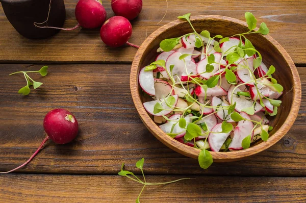 Ensalada con rábanos, manzanas y verduras. Fondo de madera. Vista superior. Primer plano —  Fotos de Stock