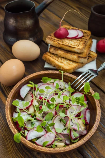 Salat mit Radieschen, Äpfeln, Gemüse und einer Sandwich-Fischpastete. Holzuntergrund. Ansicht von oben. Nahaufnahme — Stockfoto