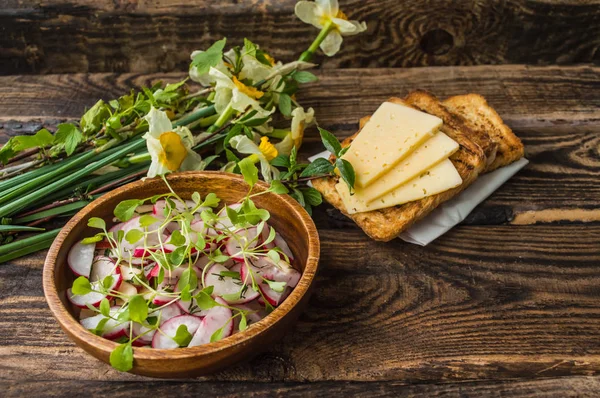 Sałatka z rzodkiewki, jabłka, Zieloni i pasztet fish sandwich. Podłoże drewniane. Widok z góry. Szczelnie-do góry — Zdjęcie stockowe