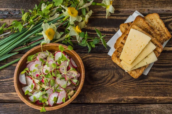 Sallad med rädisor, äpplen, gröna och en smörgås fisk pate. Trä bakgrund. Ovanifrån. Närbild — Stockfoto